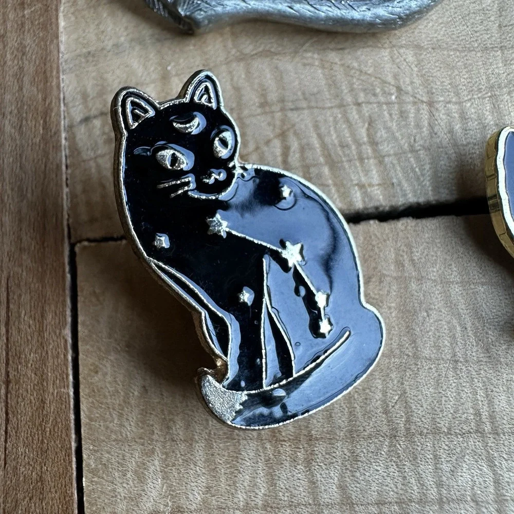VTG 8 Brooches Pins 1-1.7 Inch The Gray Muse Plus Others Whimsical Cat Kitten